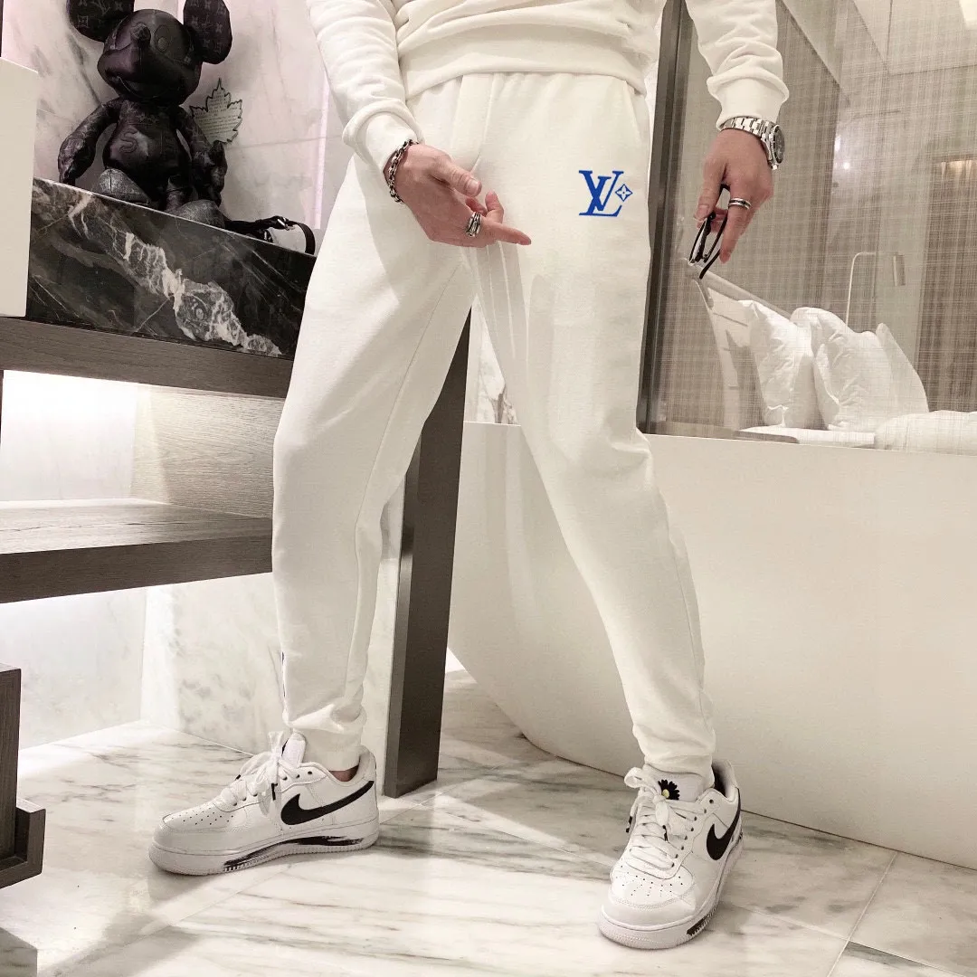 🅿️380 [LV Louis Vuitton] (Fat Man Gospel) hot-selling suit is coming. Focus on the original version of the official website. 2025 new hot-selling sweatshirt suit. The original order is hard to buy🇭🇰. It is the meticulous work of top designers for a fitting and perfect upper body effect. All-natural high-quality Roman cotton 100%, close-fitting comfort, noble and elegant! Original hardware embodies elegance and nobility! Counter size: M-5XL (maximum wear up to 220 pounds)